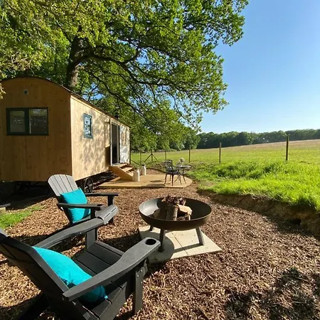 Coachroad Shepherds Huts Petworth Exterior photo