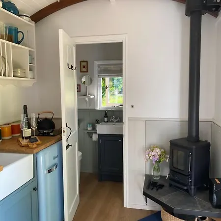 Coachroad Shepherds Huts Petworth Exterior photo